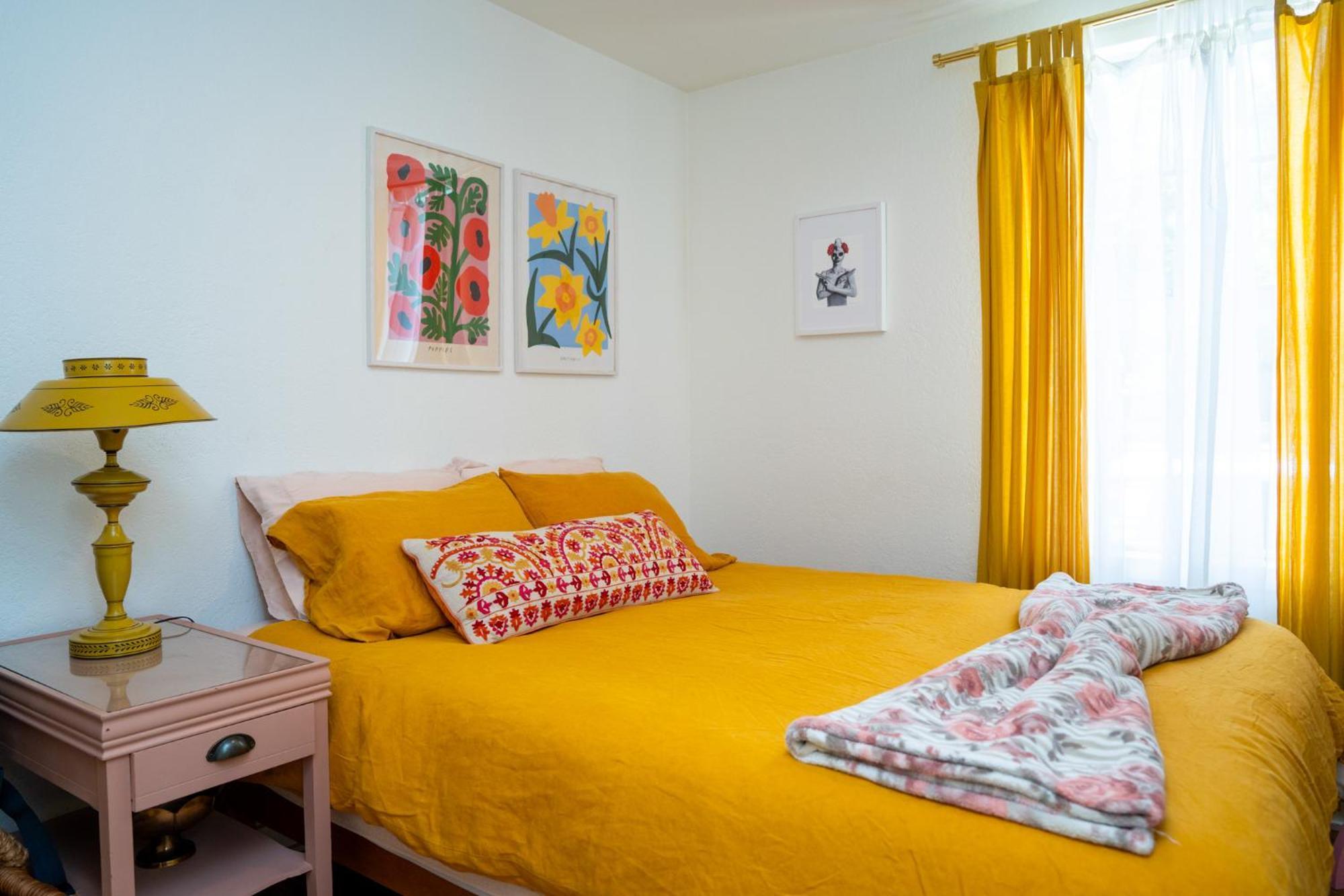 Stylish, Artsy Bungalow Central Eastside Austin Exterior photo