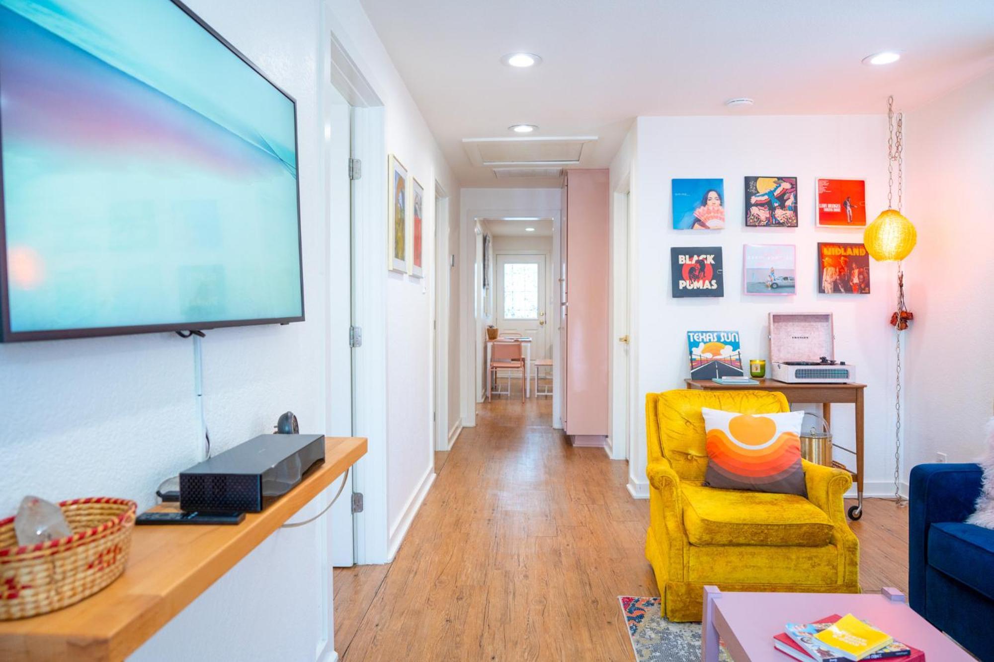 Stylish, Artsy Bungalow Central Eastside Austin Exterior photo