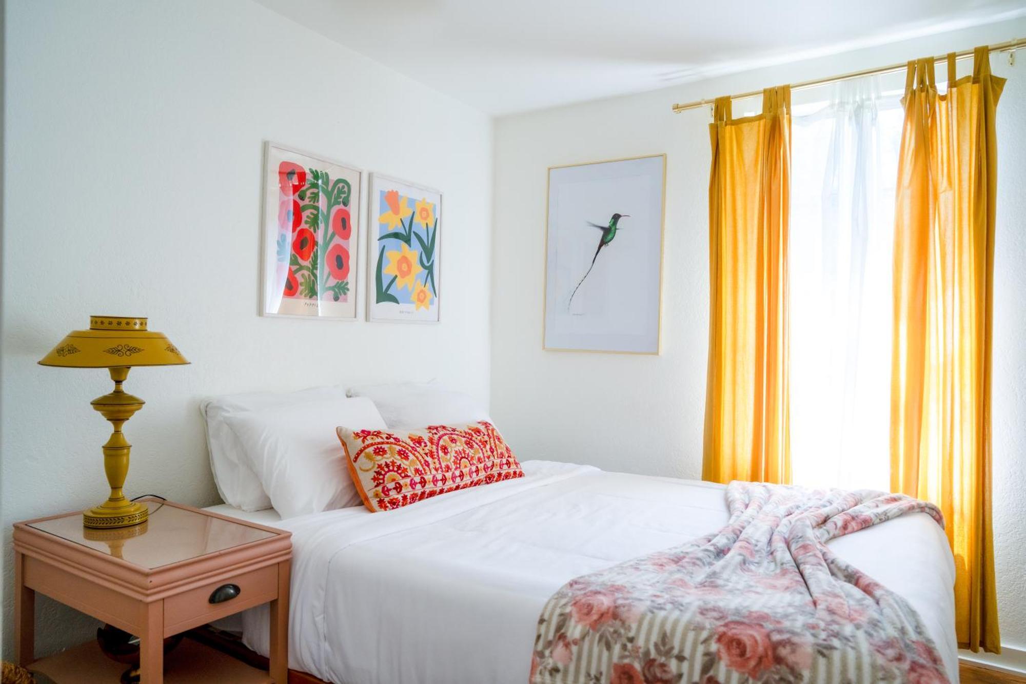Stylish, Artsy Bungalow Central Eastside Austin Exterior photo