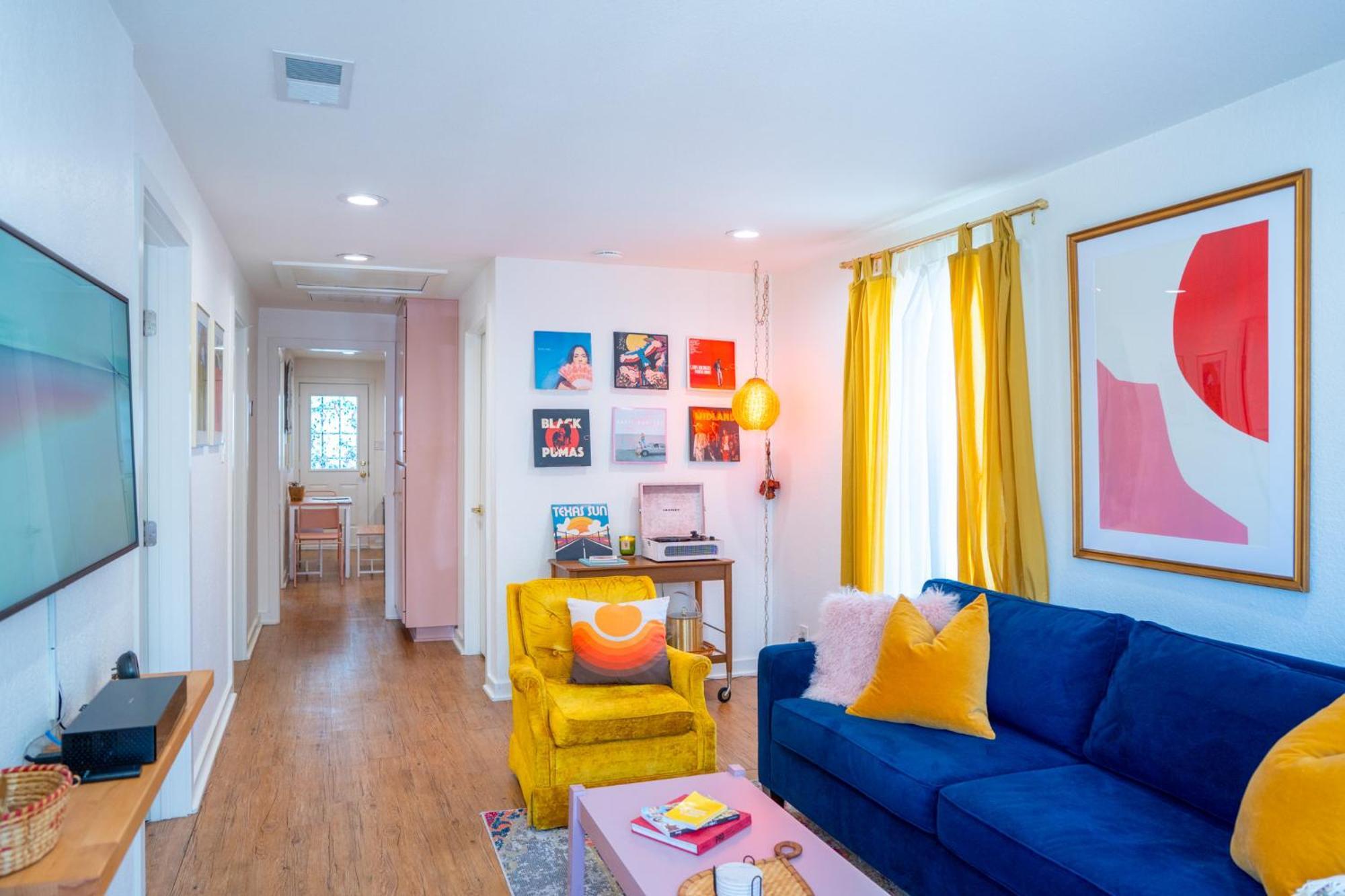 Stylish, Artsy Bungalow Central Eastside Austin Exterior photo
