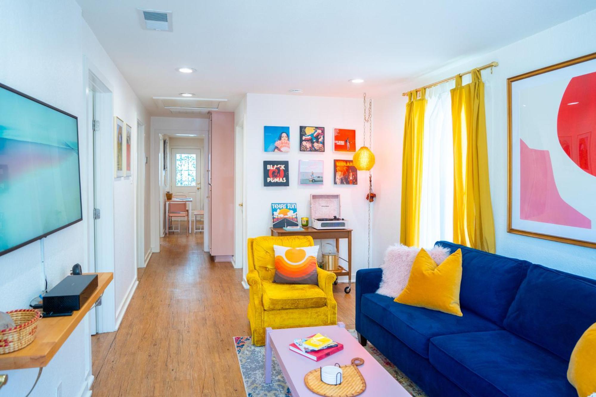 Stylish, Artsy Bungalow Central Eastside Austin Exterior photo