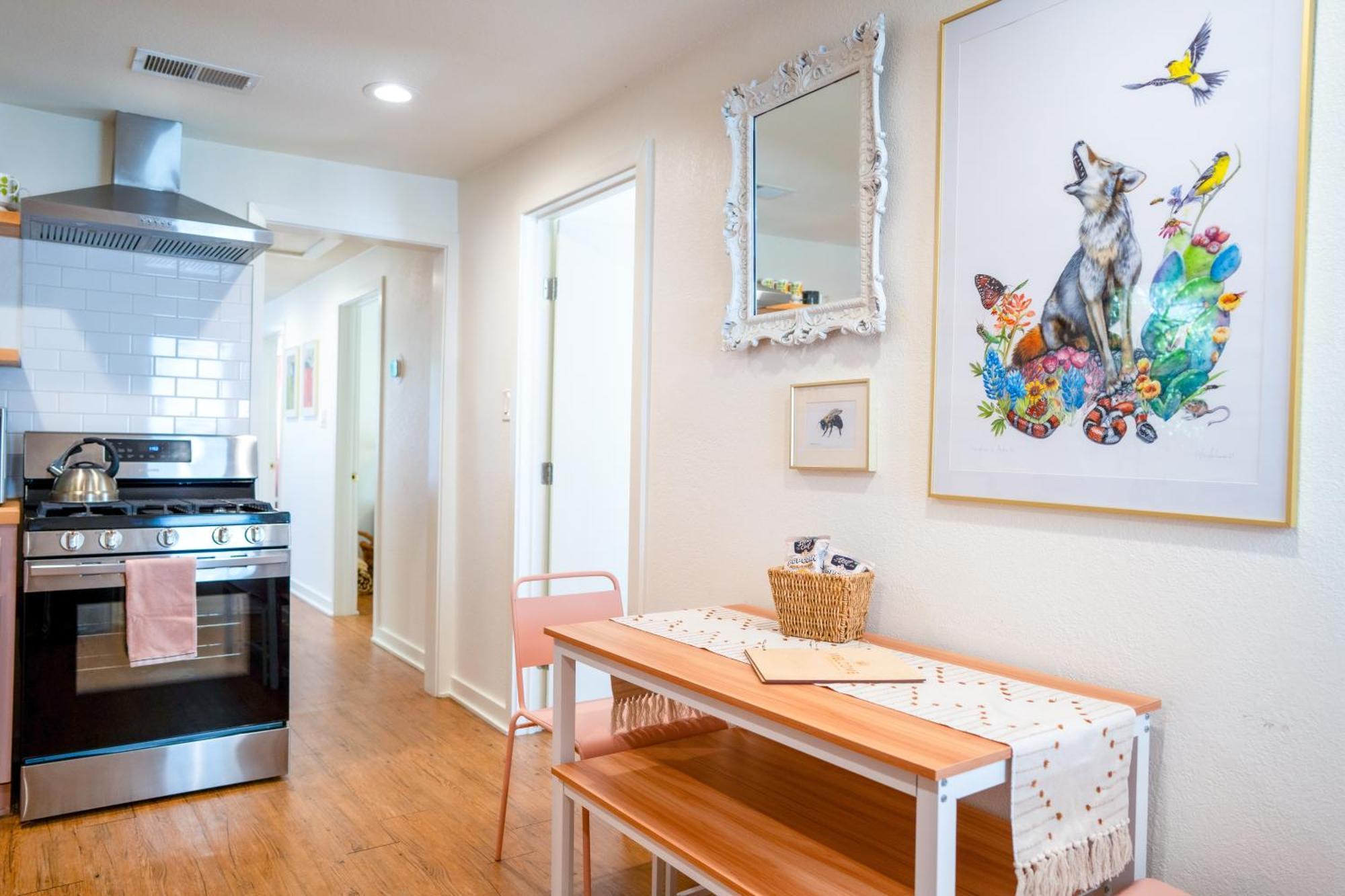 Stylish, Artsy Bungalow Central Eastside Austin Exterior photo