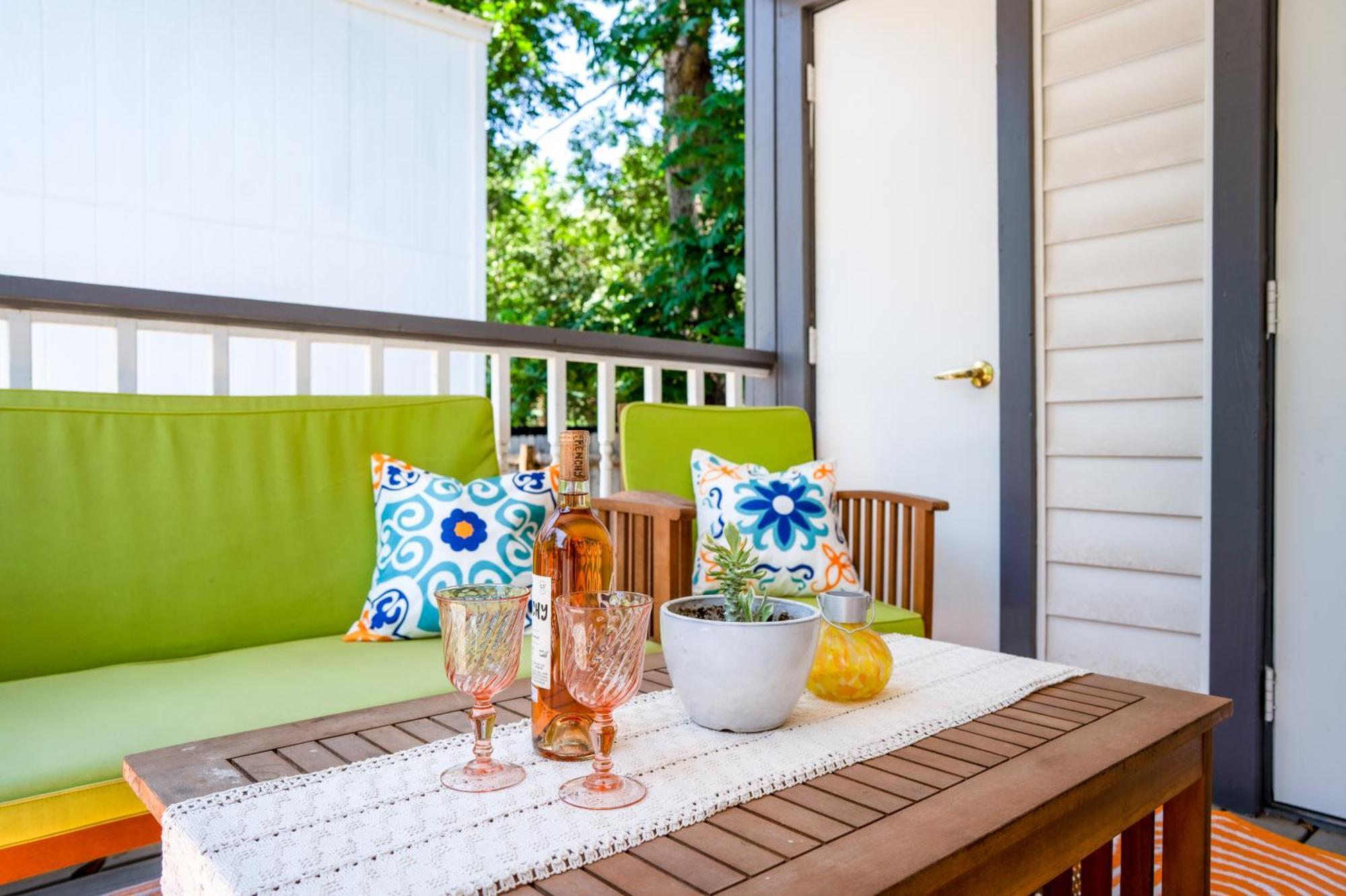Stylish, Artsy Bungalow Central Eastside Austin Exterior photo