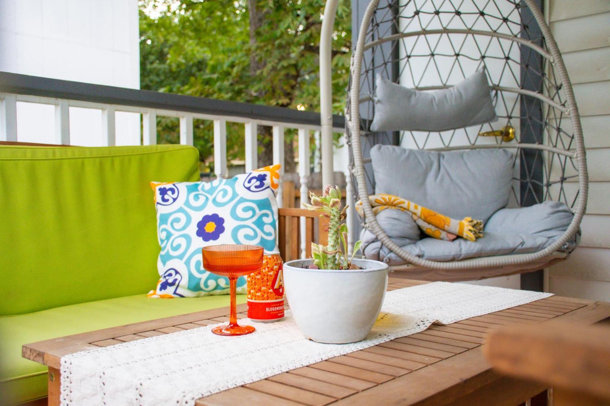 Stylish, Artsy Bungalow Central Eastside Austin Exterior photo