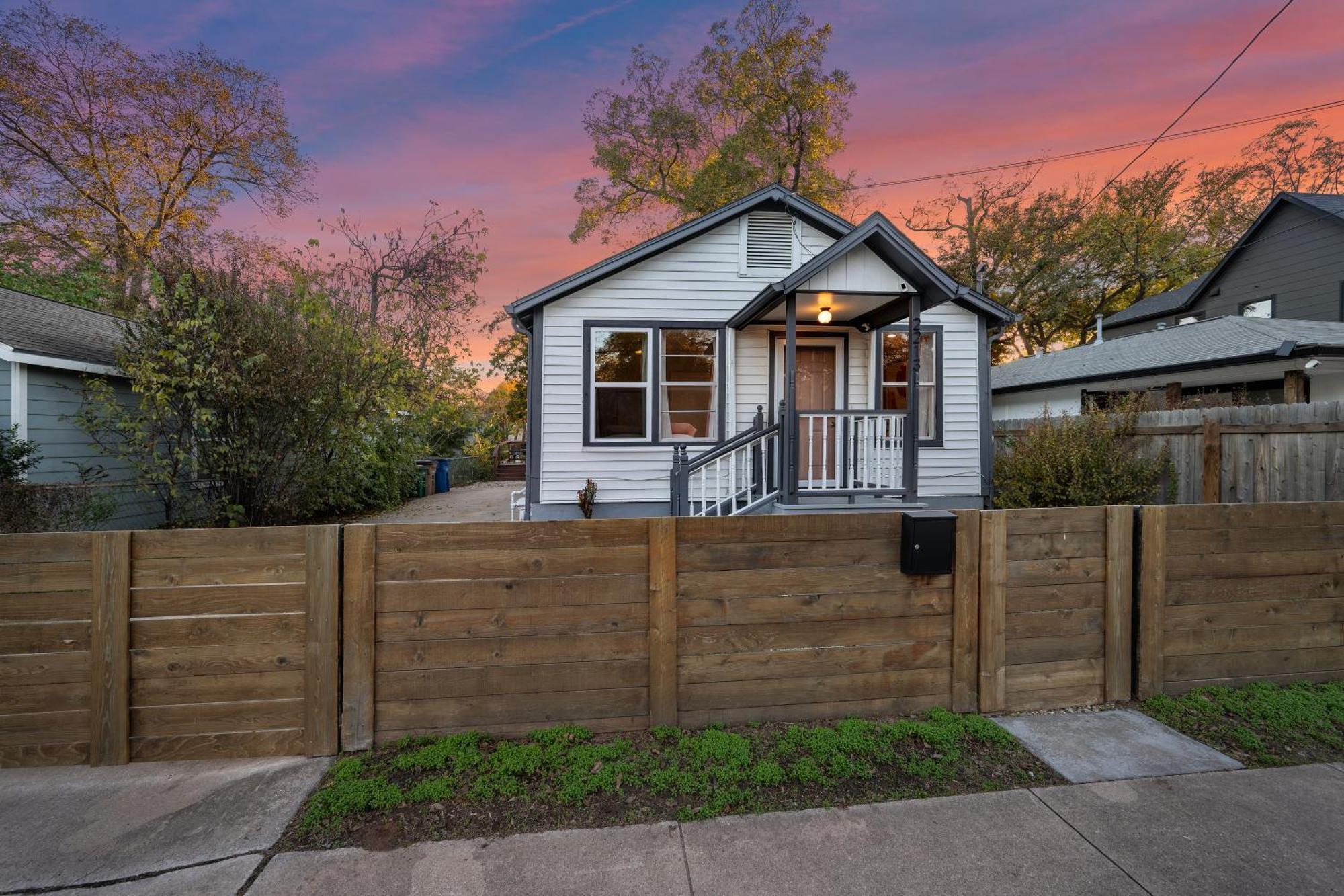 Stylish, Artsy Bungalow Central Eastside Austin Exterior photo