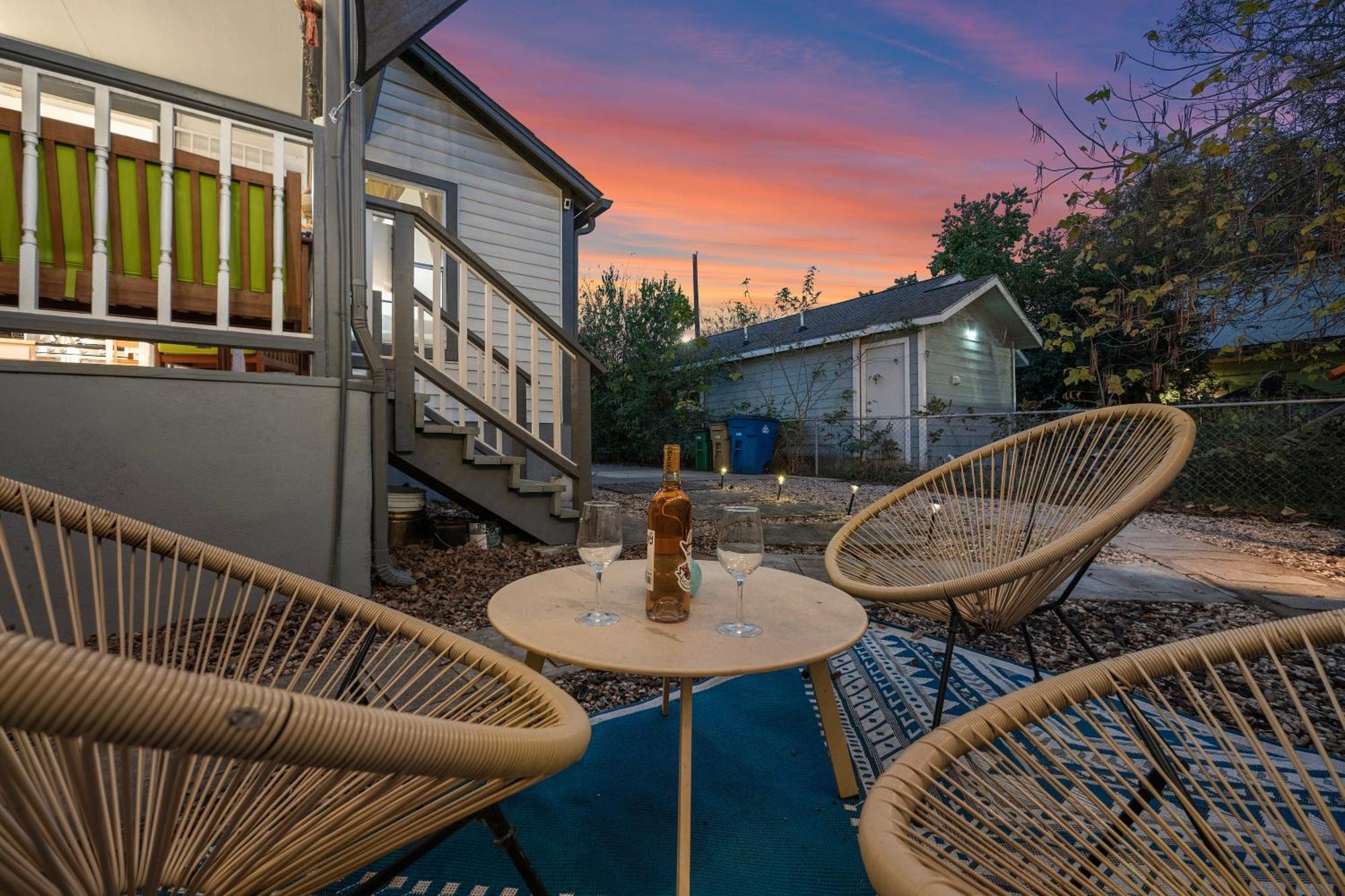 Stylish, Artsy Bungalow Central Eastside Austin Exterior photo