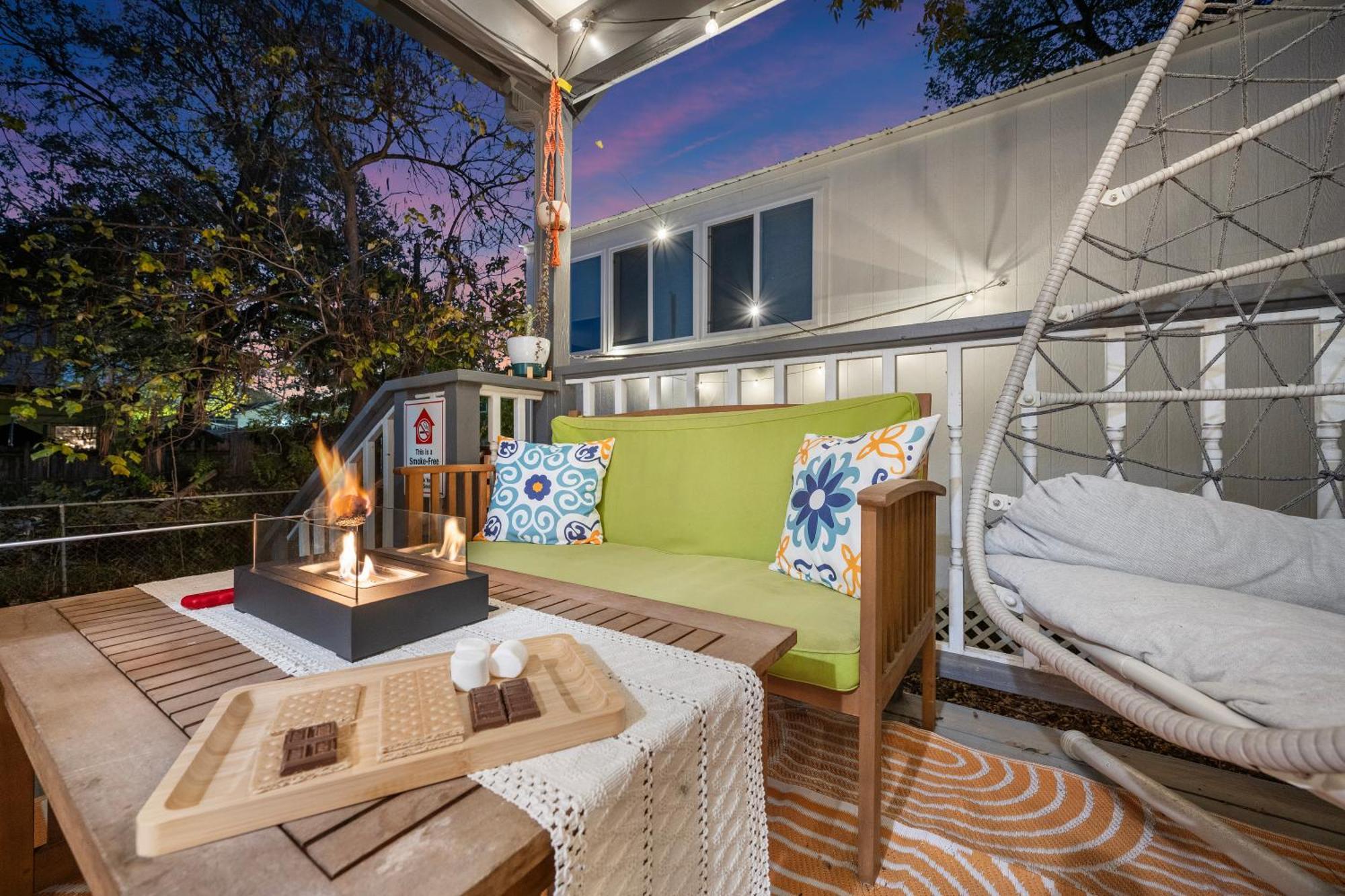 Stylish, Artsy Bungalow Central Eastside Austin Exterior photo