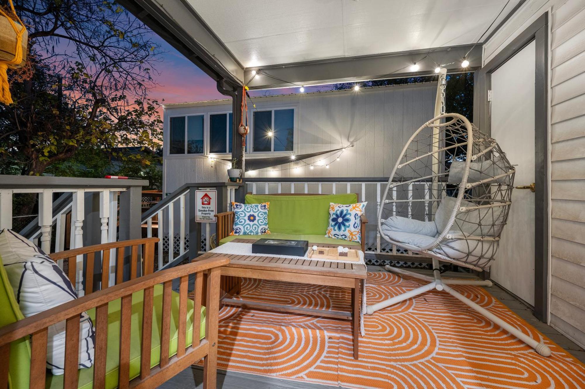Stylish, Artsy Bungalow Central Eastside Austin Exterior photo