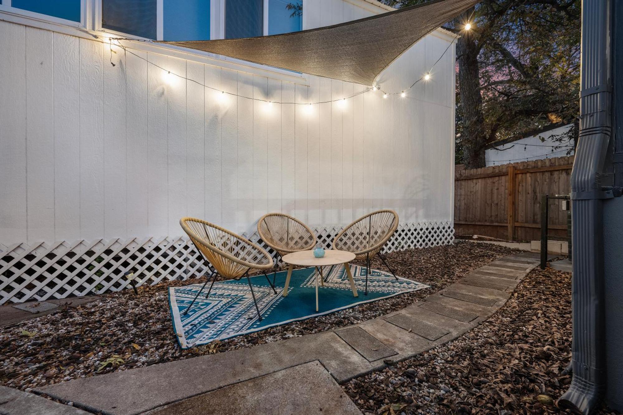 Stylish, Artsy Bungalow Central Eastside Austin Exterior photo