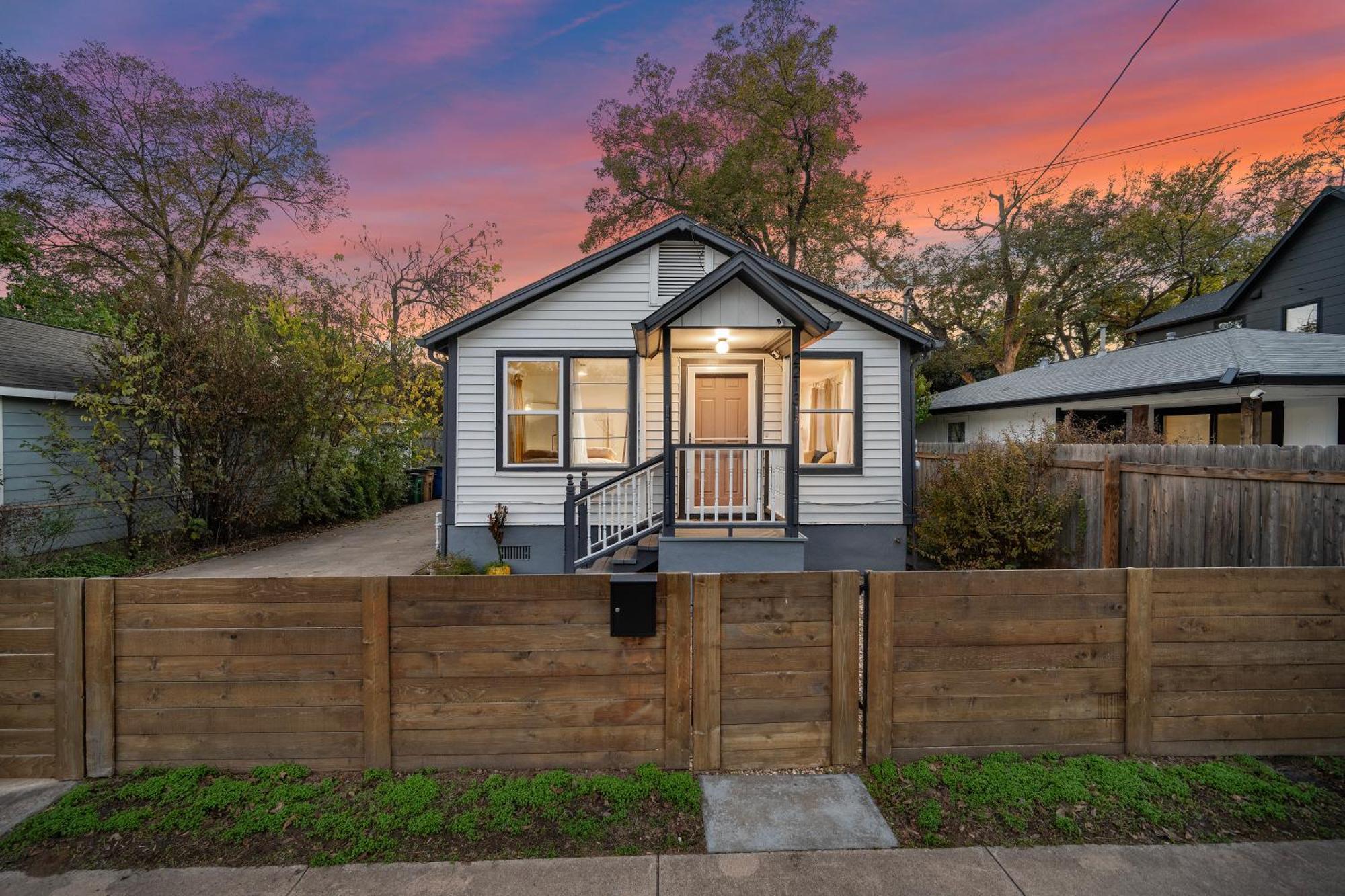 Stylish, Artsy Bungalow Central Eastside Austin Exterior photo