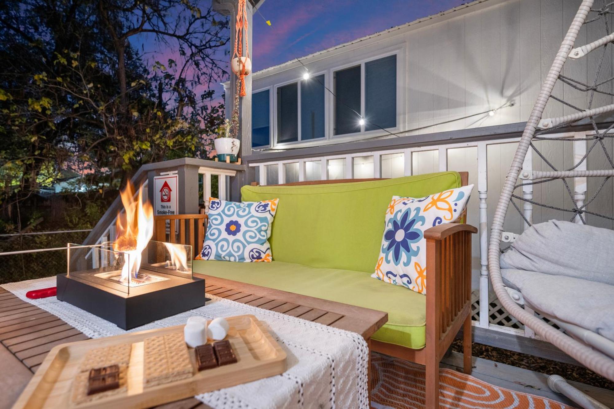 Stylish, Artsy Bungalow Central Eastside Austin Exterior photo