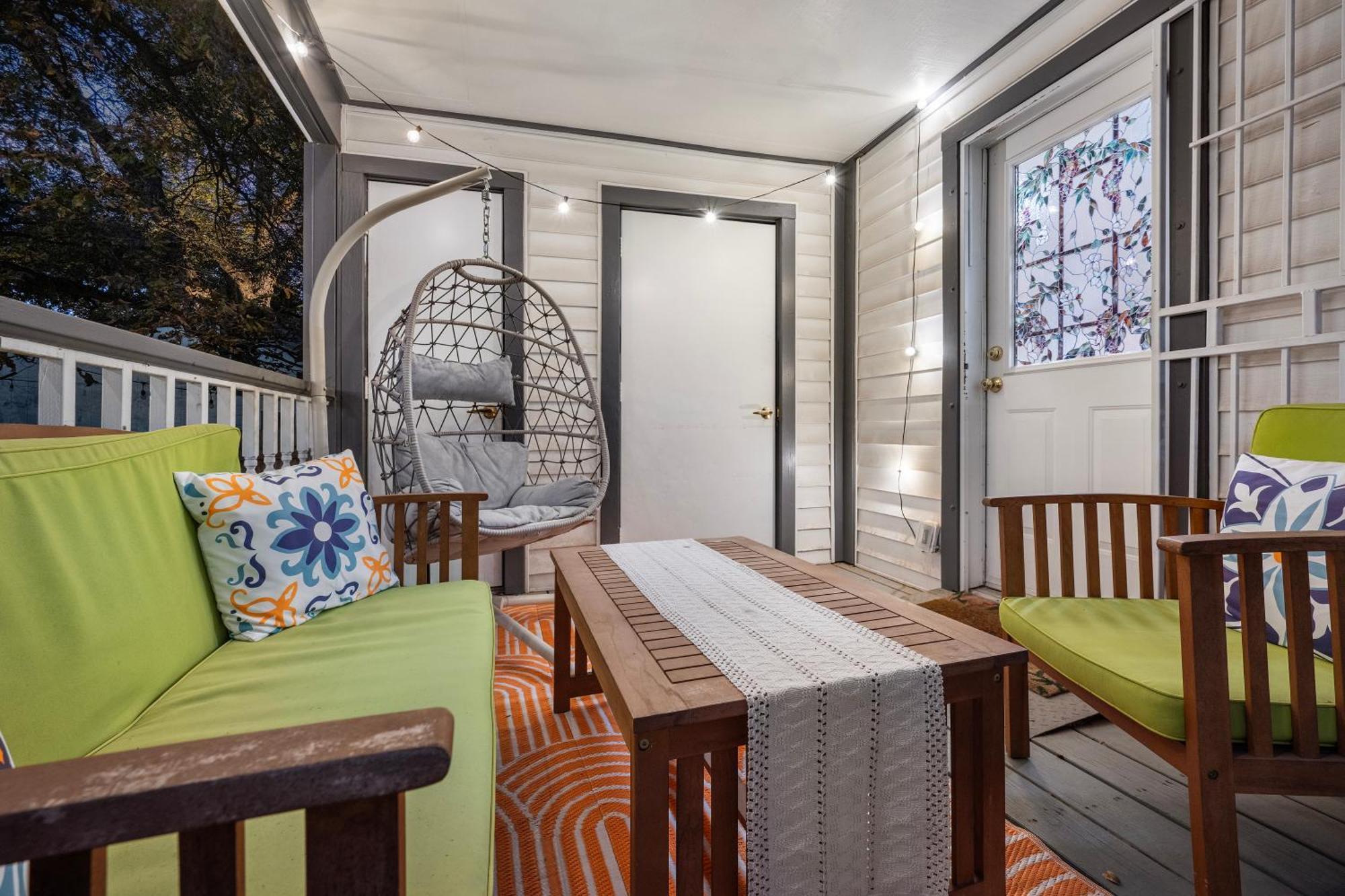 Stylish, Artsy Bungalow Central Eastside Austin Exterior photo