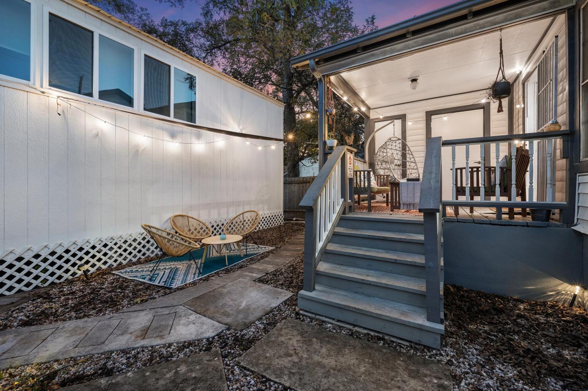 Stylish, Artsy Bungalow Central Eastside Austin Exterior photo