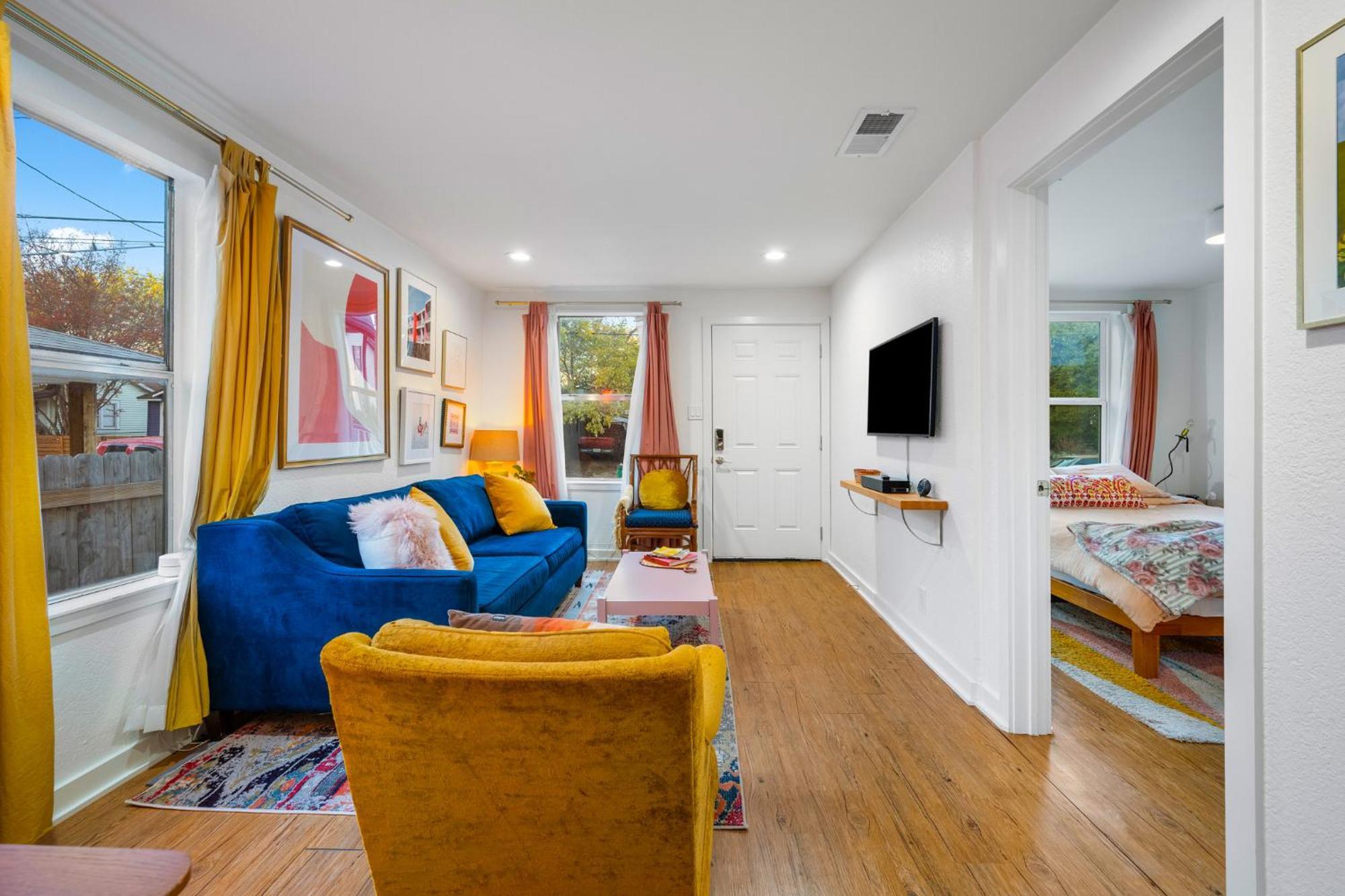 Stylish, Artsy Bungalow Central Eastside Austin Exterior photo